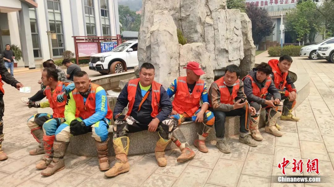體育投注：云南山火中的逆行“骑士”：“汽车上不去的地方，我们上！”